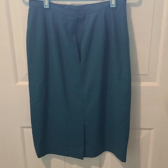 Size 8 Carlisle Ladies Skirt and Jacket Suit in Green Wool With Velvet Collar - Picture 13 of 16